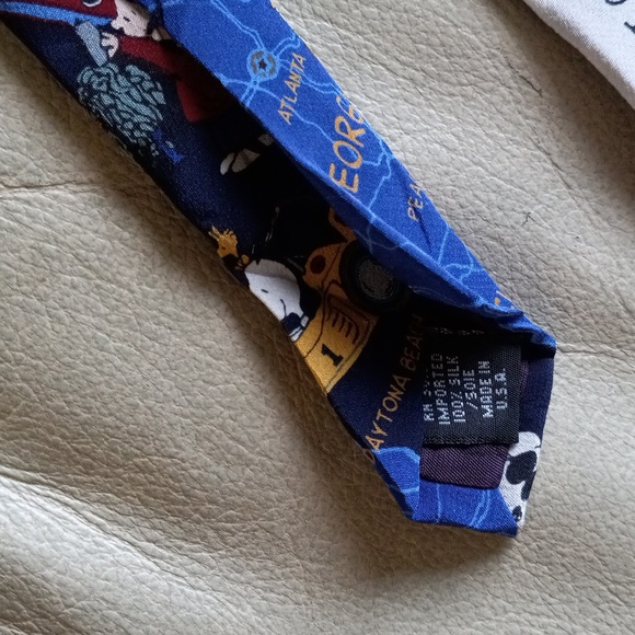 Peanuts Snoopy East Coast Road Trip 100% Silk Tie Excellent Condition - Picture 4 of 10
